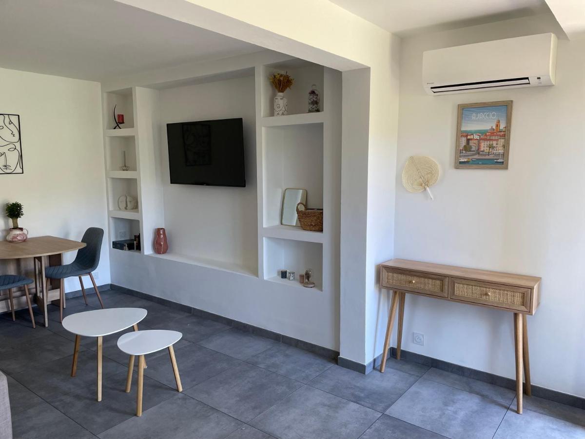 Appartement Avec Jardin Privatif อฌักซิโอ้ ภายนอก รูปภาพ